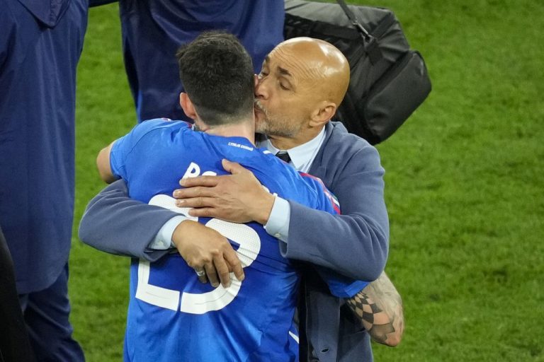 Pelatih italia Luciano Spalletti mencium Alessandro Bastoni pada akhir laga Grup B Piala Eropa antara Italia dan Albania di Dortmund, Jerman, Sabtu